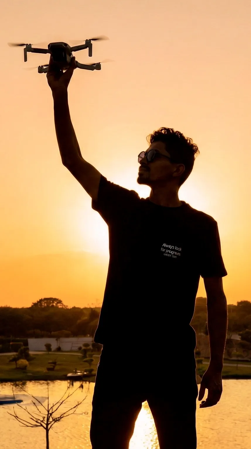Ismael Viajante com drone ao pôr do sol